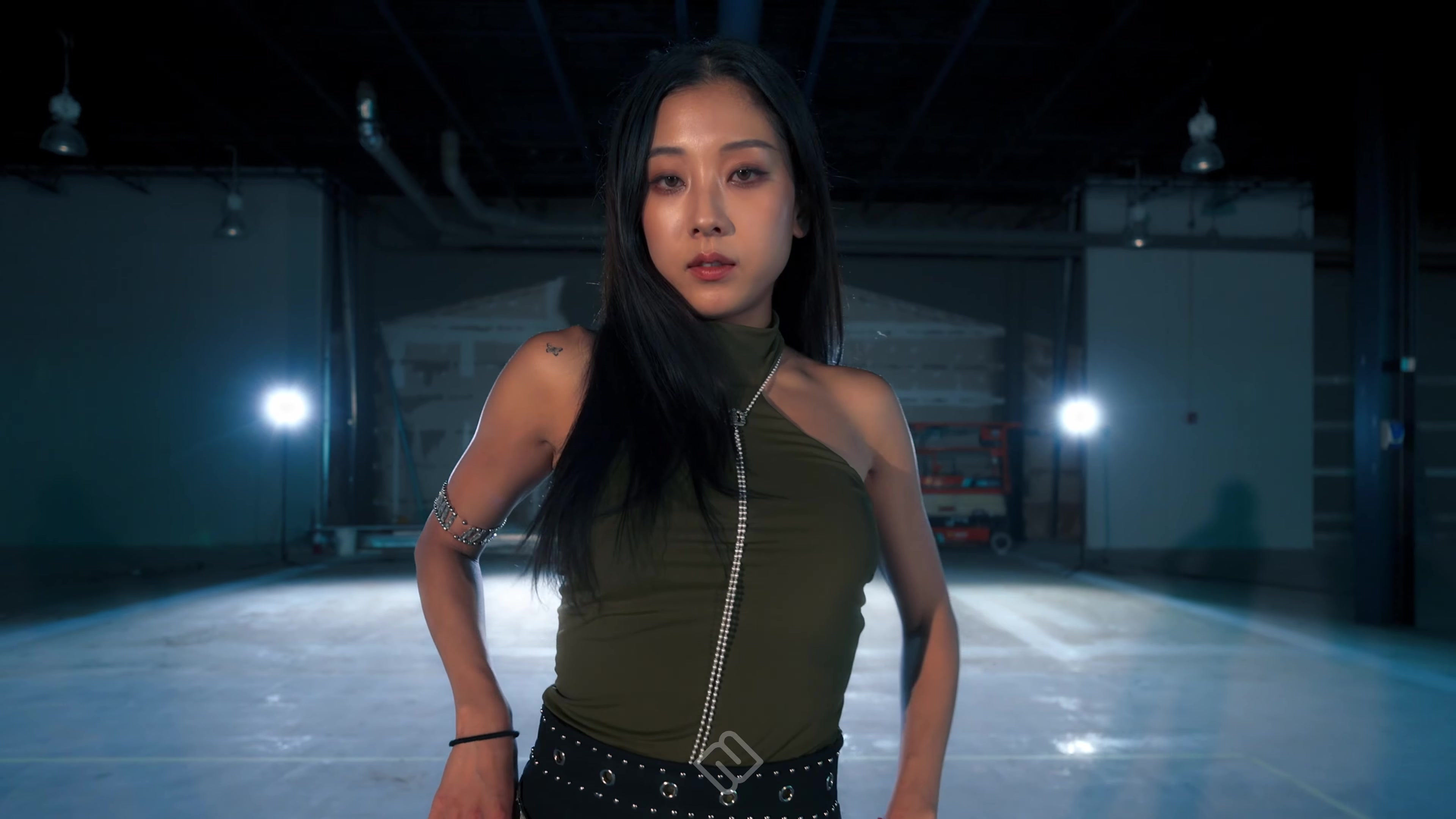 Seungyeon and N2 Youth performing Helicopter